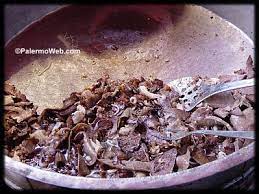 Scannaruzzatu (trachea) bollito e tagliato in piccolissimi pezzi (non a tutti gradito). Panormus Gastronomia Palermitana U Panu Ca Meusa Segue Uno Dei Locali Piu Antichi Esistenti A Palermo E La Focacceria San Francesco Sita Proprio Di Fronte Alla Basilica Francescana La Focacceria In Stile Liberty Fu Inaugurata Nel 1834 Ed E