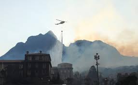 A fire has erupted in cape town's table mountain national park on sunday, eliciting the evacuation of hikers from the city's landmark. Ke4fcqxlelgdpm