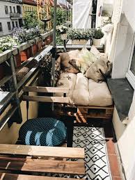 Clevere Einrichtungsidee Fur Den Kleinen Balkon Massgeschneiderte Palettenmobel Wohnung Balkon Dekoration Balkonentwurf Sofa Aus Paletten