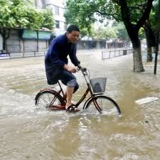 Наводнение в центральных районах китая, вызванное рекордными осадками, привело к смерти 18 человек, более 200 тысяч человек покинули свои дома, сообщает китайская пресса. Ekspert Ocenil Vliyanie Navodneniya V Kitae Na Krupnejshuyu Ges Sansya Ria Novosti 18 07 2020