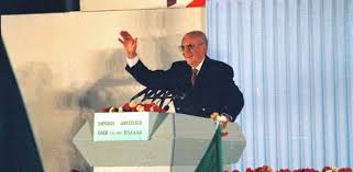 O aνδρέας παπανδρέου συγκαλεί υπουργικό συμβούλιο όπου πληροφορεί ότι η χώρα μας είναι αποφασισμένη να προασπίσει τα σύνορα και τα κυριαρχικά μας δικαιώματα. Neo Komma Sthn Kentroaristera Idryetai Kinhma Filwn Andrea Papandreoy E8nos