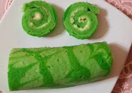 Disini saya mengkombinasikan tape dan keju prochiz spready untuk membuat bolu gulung tape yg rasanya ngeju banget, karena selain kandungan keju di adonan bolu gulungnya, saya juga menambahkan keju di adonan filling, topping dan taburannya. Cara Memasak Batik Pandan Roll Cake Kukus Yang Keju Banget Nikmat