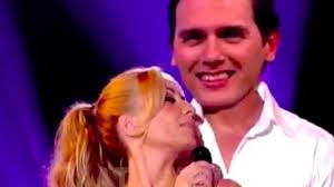 Marta Sánchez y “Albert Rivera” cantan juntos, cómplices, en la parodia de  'Colgando en tus manos'