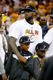 Like his older brother, bryce has a keen interest in basketball and has spoken in the past about. Vor Feuer Gerettet Lebron James Versorgt Helfer Mit Tacos Promiflash De