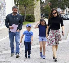 Бен аффлек и дженнифер гарнер с детьми посетили sealife park в гонолулу. Ben Affleck Treats Cast And Crew Of 500 To Hawaiian Luau Dzhennifer Garner Ben Afflek Znamenitosti