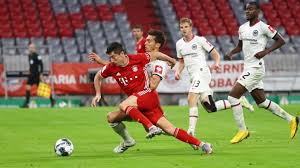 Robert lewandowski erzielte in der 29. 2 1 Gegen Frankfurt Bayern Muht Sich Ins Pokalfinale Sport Sz De