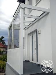 Hier Dient Eine Alu Terrassenuberdachung Der Marke Rexopremium Vsg 3 20m X 1 44m In Weiss Als Besonde Uberdachung Hauseingang Modernes Haus Aussen Hausturvordach