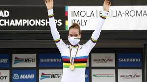 Van der breggen conquistó el oro marchándose en solitario a la fuga y tomando una diferencia de 1'20 sobre su compatriota annemiek van vleuten en la línea de meta y quien se quedó con la plata; Anna Van Der Breggen Wins Dramatic World Championships Time Trial Eurosport