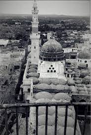 صورة قديمة ونادرة للجهه الشرقية المسجد النبوي ويظهر في الصورة القبة الخضراء فوق الحجرة النبوي الشريفة والمن mecca madinah mosque art beautiful mosques