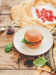 Sweet Veggie Burger A La Patate Douce Leaf Alimentation Patates Recette Burger