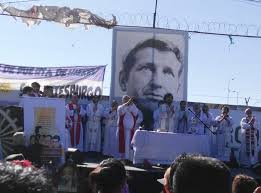 Había terminado de celebrar misa en la iglesia de san francisco solano, zelada 4771, de capital federal, en la iglesia de san francisco solano, en el barrio de mataderos, la parroquia del padre jorge vernazza. Homenajearon Al Padre Mugica En El 45 Aniversario De Su Asesinato La Noticia Web Ciudad