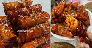 1/2 dada ayam dicincang halus/dadu, 5 biji sosej dipotong bulat, 1 biji bawang holand dipotong dadu, 2 biji lobak merak dipotong nipis dan memanjang, 1 tin cendawan butang dipotong nipis, 3 keping cheese cheddar, 1/2 sudu kecil garam, 1 sudu kecil gula jika suka. Popia Sira Sambal Pedas Pedas Manis Dijamin Kekal Ranggup Tak Lembik Kulitnya Pa Ma