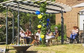 Små grodorna, små grodorna är lustiga att se. Minnen Fran Midsommar Nacka Kommun