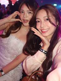 chloewonggg stuns at KLFW 2025 🌸 in a romantic floral set that blends  elegance with modern femininity✨ Outfit Details: Embroidered Flower Tube 👚  A dreamy organza tube top with 3D floral appliqués