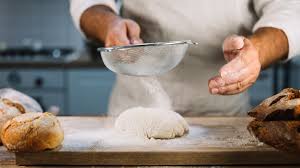 Boulanger Tamiser La Farine De Ble A Travers Tamis Sur La Pate Photo Premium