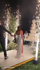 Elettra lamborghini ha finalmente coronato il suo sono d'amore con il dj afrokack. Elettra Dettagli Terzo Abito Ultime Notizie Flash