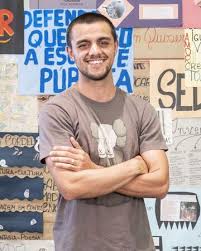 In 2015, he was cast as one of the protagonist of the telenovela totalmente demais, playing the role of jonatas. Felipe Simas Wiki Tvpedia Brasil Fandom