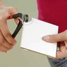 Dem fliesen zuschnitt sehr aufwendig und sind eher schwierig zu schneiden meist ausgestattet mit (im vergleich zum fliesenleger) größeren maschinen kann der steinmetz jedoch kleine sonderserien (z.b. Tricks Beim Fliesen Schneiden Brechen Locher Bohren Juni 2019 Familienheim Und Garten