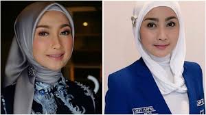 Putri desy ratnasari telah lama mengenakan balutan hijab dan berparas ayu banget. Intip 7 Sudut Rumah Megah Desy Ratnasari Ada Deretan Mobil Mewah Kumparan Com