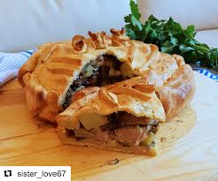 Intanto che l'agnello si cuoce al forno, pelare le patate, tagliarle a tocchetti e sbollentarle per cinque minuti in pulire i carciofi dalle foglie esterne in modo da ricavarne i cuori. Panada Di Agnello Le Ricette Della Casa