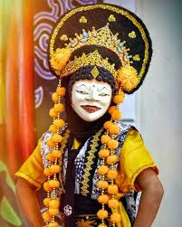 Tari klana topeng menggambarkan sifat manusia yang penuh amarah, bertabiat buruk, dan serakah. Tari Topeng Samba Cirebon Samba Berasal Dari Kata Sambang Atau Saban Yg Artinya Setiap Maknanya Bahwa Kita Semua Diwajibkan Utk Menjalan Samba Topeng Blogger
