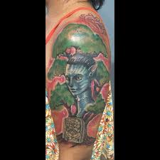 Its a pretty entertaining place to hang out, and watch the experts do their work. Sacred Pain Salon De Tatuajes