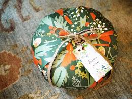 Check spelling or type a new query. Bagaimana Untuk Membungkus Hadiah Bulat 24 Gambar Cara Menarik Pembungkusan Bulat Dan Hadiah Berbentuk Oval Ke Dalam Kertas Hadiah