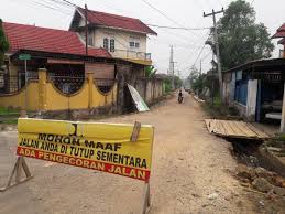 Keterlambatan pelaksanaan pekerjaan dalam kontrak kerap kali dipahami sebagai dampak akhir jika definisi keterlambatan seperti definisi juknis balai besar pelaksanaan jalan nasional iv dan hal. Kontrak Habis Pekerjaan Jalan Di Kota Jambi Belum Selesai Radarjambi Co Id Berita Independen Akurat