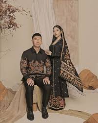 Baju kemeja lengan pendek dengan warna yang dominan hitam ini, dikombinasikan dengan warna merah di bagian bahu, bagian punggung, dan di bagian samping. 7 Ide Foto Romantis Bareng Pasangan Di Studio Foto