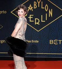 Regie und drehbuch führen und schreiben tom tykwer, achim von borries und henk handloegten. Babylon Berlin Weltpremiere Alle Infos Und Bilder Sky