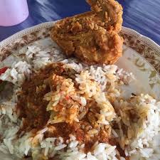Walaupun nasi ayam goreng kfc lebih mahal dibanding nasi ayam di tempat makan biasa, tapi ada juga harga menu nasi ayam kfc yang murah loh. Foto Di Gerai Nasi Lemak Ayam Goreng Kfc Posto Per La Colazione In Bentong Pahang