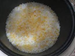 Tumiskan, bahan tumis daun pandan dan tutup periuk dan biarkan nasi di tanak. Berbagi Cara Menurut Munand Cara Memasak Nasi Jagung