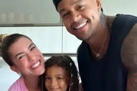 Fabiula mostra os gêmeos idênticos com Emílio Dantas com roupas iguais