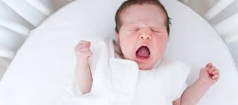 Damit babys gut schlafen, ist es wichtig, dass sie sich in ihrem bett sicher und geborgen fühlen. Babys Schlaf Mit Tabelle Vom 4 12 Monat Pampers
