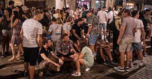 Per la gioia dei residenti di molte città che hanno affollato strade e piazze nella notte da madrid a barcellona. 4hhitv2a Yyjym