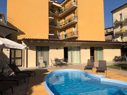 Circondata dalle maestose e imponenti vette delle dolomiti dell'alta badia, nel paese di la villa, si trova villa brunella, che offre ai suoi ospiti confortevoli appartamenti per trascorrere vacanze indimenticabili circondati da una natura autentica e rigogliosa. Appartamenti Villa Dall Agnola Garda Sonderangebote