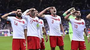 Das bis dato letzte aufeinandertreffen liegt fast ein vierteljahrhundert zurück, war damals. Turkische Spieler Feiern Remis In Frankreich Erneut Mit Militarischem Gruss Eurosport