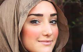 Insultan mujer musulmana por usar maquillaje