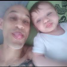 Ci sono voluti quasi quarant'anni, ma il busto di Jim Morrison è tornato al  cimitero di Père Lachaise, lì dove è sepolto dal 1971 il frontman dei  Doors. La scultura era scomparsa