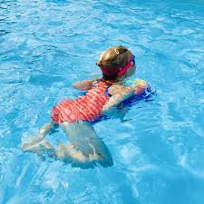 Auch dann, wenn du kein professioneller schwimmlehrer bist. Schwimmenlernen Ist So Wichtig Fur Kinder Aber Wie Klappt Das Am Besten Sarahplusdrei