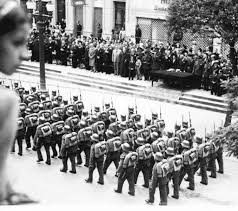 Una serie de anuncios hizo público el secretario de gobierno de neiva, faiver hoyos hernández, para este fin de semana en la capital. Desfile Militar Del 20 De Julio De 1946 Portando Uniformes De Influencia Alemana Bogota Antigua Desfile Militar Bogota