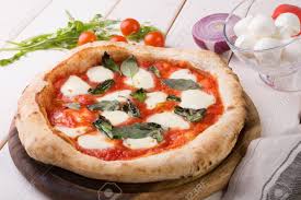 Pizza quattro formaggi pecorino, mozzarella ,büffelmozzarella und gorgonzola 11,00€. Ganze Neapolitanische Pizza Diente Auf Holzernem Brett Lizenzfreie Fotos Bilder Und Stock Fotografie Image 79188160