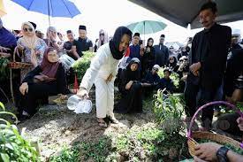 Kredit foto instagram nassier wahab nbsp nbspnbspdatuk nassier wahab merupakan penyanyi biodata. Jenazah Nassier Selamat Dikebumi Metrotv
