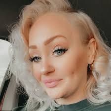 Marie Holman's Instagram, Twitter & Facebook