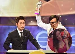 （單立文ig） 近幾年「豹哥」都有以音樂人的身分在鏡頭前出現，2015年在李思捷的訪談節目《今晚睇李》中擔任「palwerful band」的隊長及低音結他手，2年前則與夏韶聲、黃貫中、鄧建明及恭碩良以合組「hong kong band」在紅館舉行過兩場演唱會。 å–®ç«‹æ–‡æŽæ€æ·æžgagçŽ©æ¥Šæ€¡ å³æ™‚æ–°èž ç¹½funæ˜Ÿç¶² On Ccæ±ç¶²