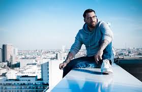 Langsam geht die luft aus denn, wir leben im zuchthaus und egal was es kostet, ich muss raus! wir sind geboren, um frei zu sein. Portrait Of An Artist Sido Blutzbrudaz Nils Kruger