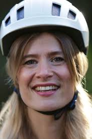 Eva de Roo fietst door Brussel met Lazer helm