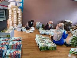 Penggunaan buku teks dan buku latihan dan aktiviti yang di perakukan oleh kementerian pendidikan. Guru Guru Dari Unit Skim Pinjaman Buku Teks Spbt Sedang Gigih Memproses Buku Buku Teks Baru Untuk Persediaan Pembukaan Semula Sesi Persekolahan 2021 Smk Saujana Utama