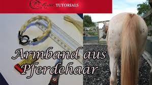 Also ich hab so etwas letztens selber gemacht und habe es ganz normal mit 3 strängen geflochten. Tutorial Pferdehaar Armband Selber Machen Reitertutorials Youtube