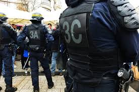 Ils «j'étais de trois quarts, je voyais ce qu'il faisait derrière moi. Gilets Jaunes Matraques Par Des Policiers Dans Un Burger King A Paris Quatre Crs Mis En Examen Actu Paris